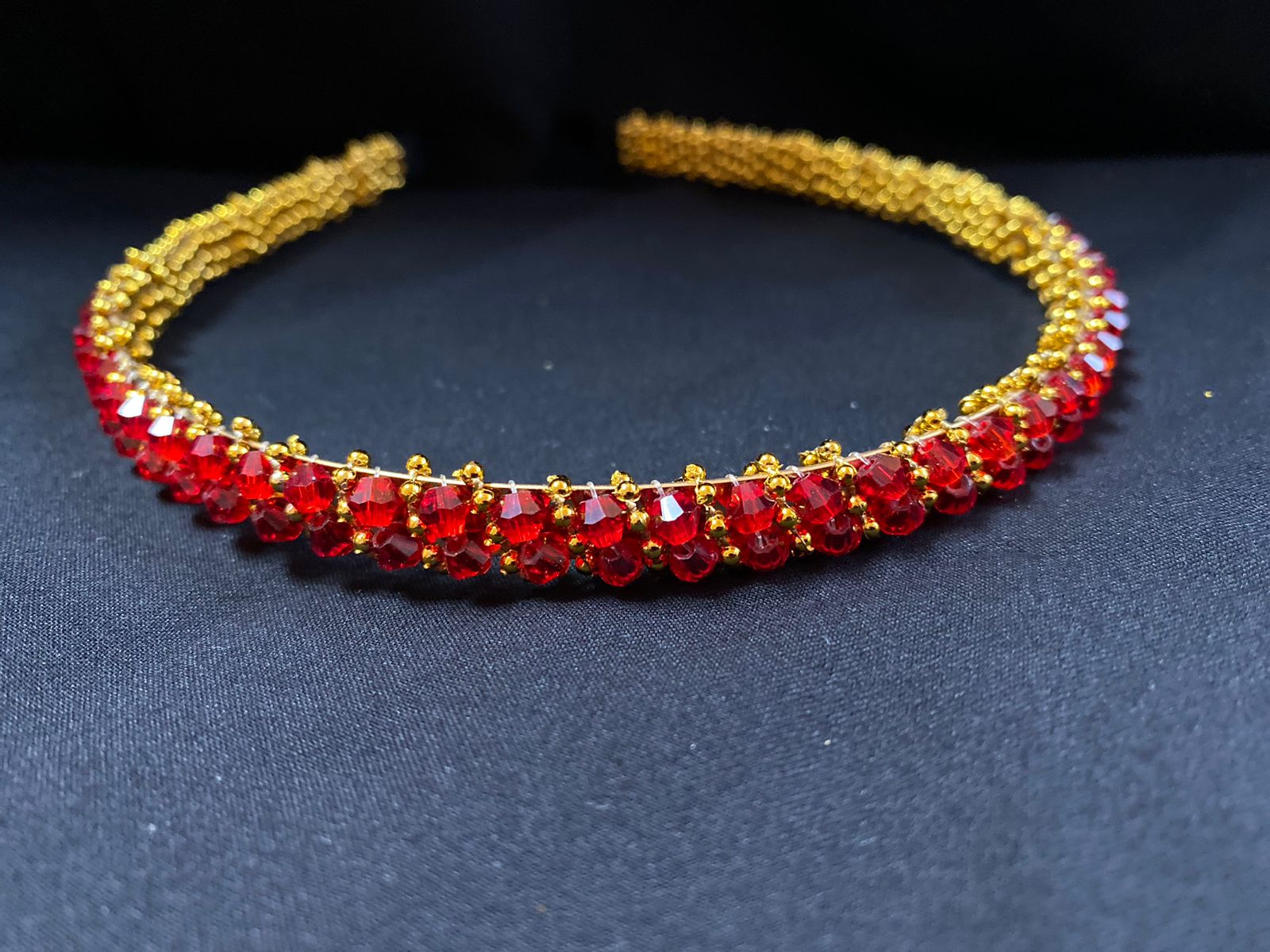 Diadema Dorada con Mostacillas