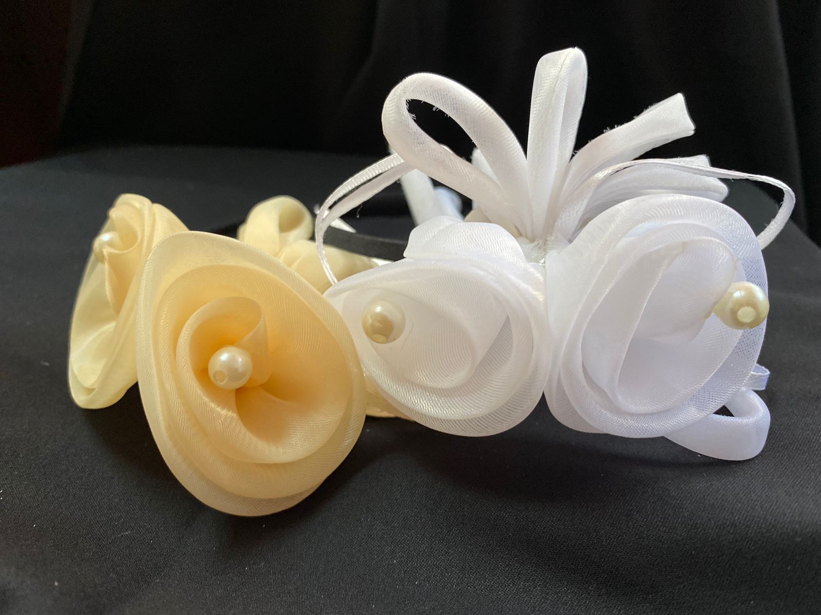 Diadema Con Flores de Tul con Perla Unidad Blanca o Beige